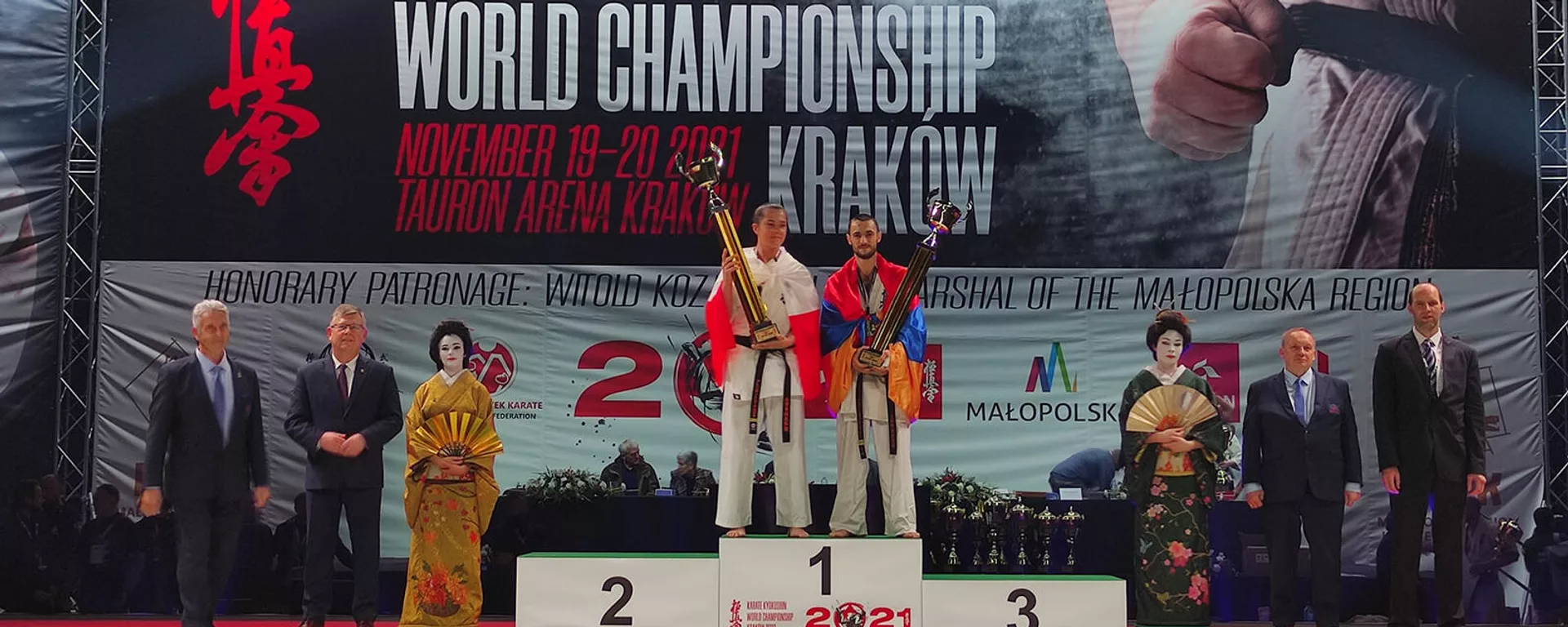 Чемпион мира по киокушин каратэ, лучший спортсмен чемпионата Артр Арушанян с кубком (20 ноября 2021). Краков - Sputnik Армения, 1920, 21.11.2021