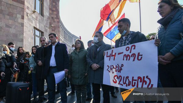 Лидеры движения 5165 общаются со сторонниками перед передачей письма-требования правительству Армении (22 ноября 2021). Еревaн - Sputnik Армения