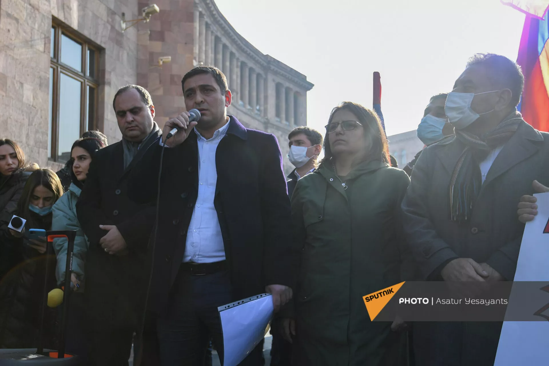 Активист движения 5165 Менуа Согомонян обращается к сторонникам перед передачей правительству письма-требования (22 ноября 2021). Еревaн - Sputnik Армения, 1920, 22.11.2021