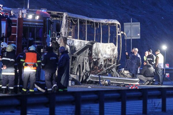 Полиция и спасатели рядом со сгоревшим автобусом с пассажирами в Болгарии. - Sputnik Армения