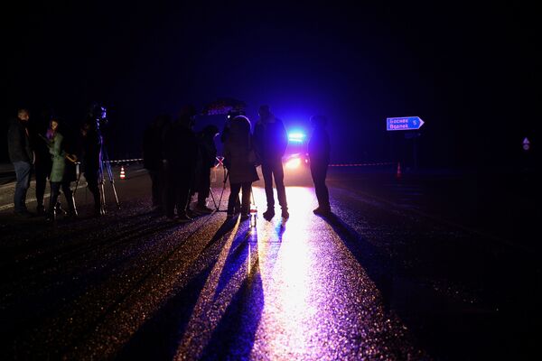 Լրագրողներն ու ոստիկանները այրված ավտոբուսի մոտակայքում։ - Sputnik Արմենիա