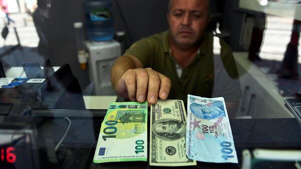 Сотрудник пункта обмена валюты с банкнотами в 100 евро, долларов США и турецких лир - Sputnik Армения