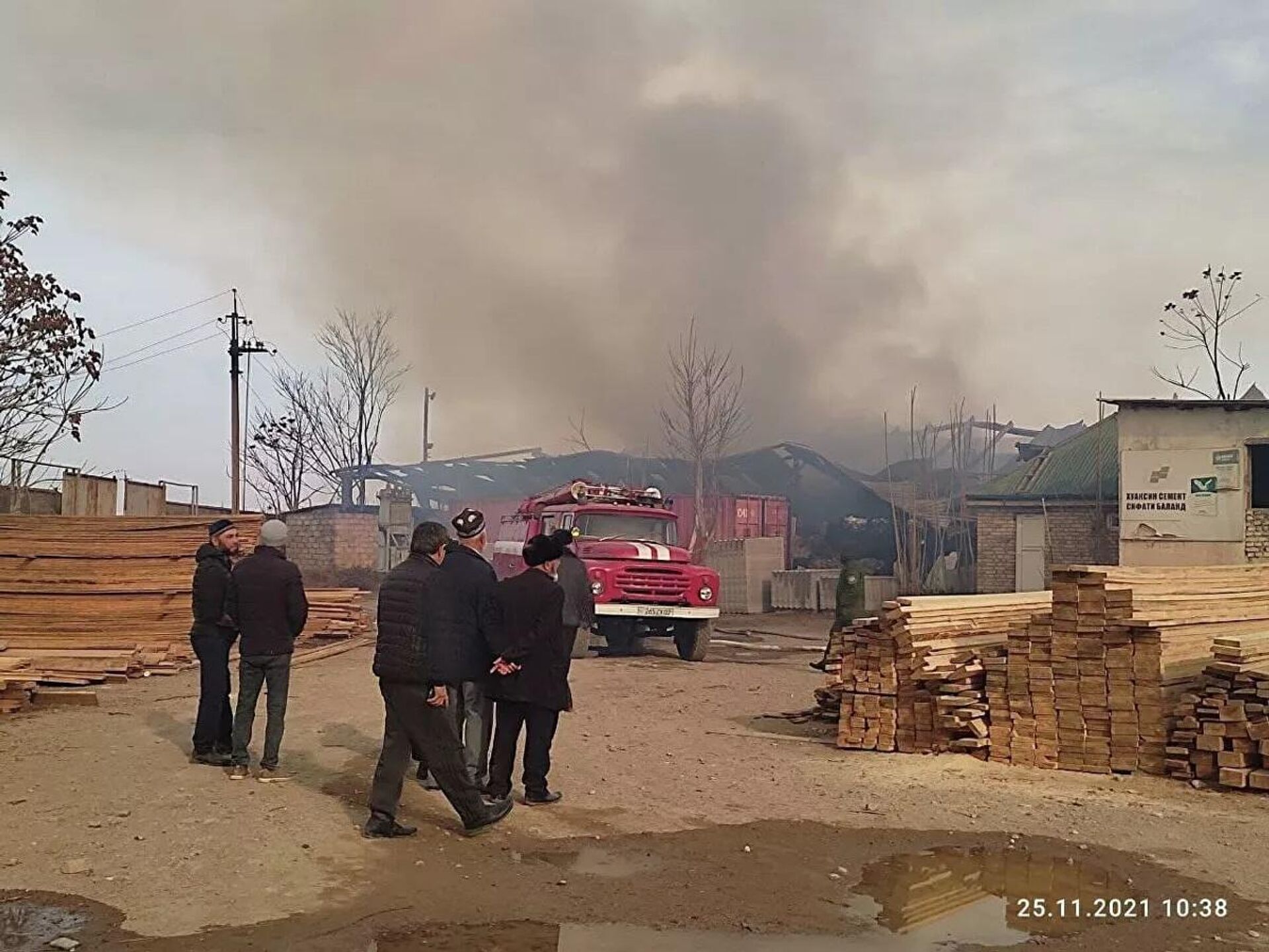 Пожар на территории хлопкоперерабатывающего завода в Согде, район Мастчох, Таджикистан - Sputnik Армения, 1920, 25.11.2021