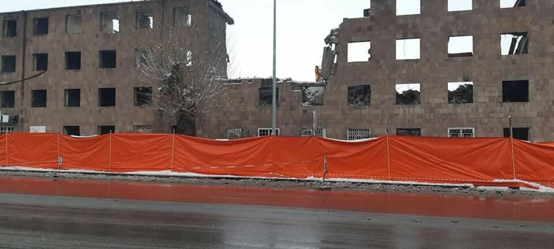 В Гюмри демонтируют здание бывшего общежития текстильного комбината - Sputnik Армения, 1920, 28.11.2021