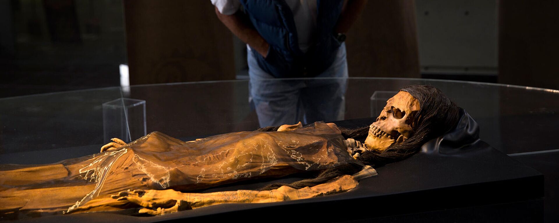 Посетитель Национального музея в Лиме смотрит на копию мумии Леди Цао, найденную в 2005 году на месте археологических раскопок Уака-эль-Брухо (5 июля 2017). Перу - Sputnik Армения, 1920, 28.11.2021
