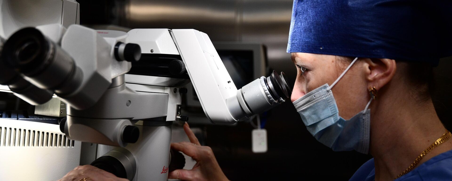 Хирургическая сестра демонстрирует работу микроскопа в новом операционном блоке в Центре Микрохирургии глаза в Екатеринбурге - Sputnik Армения, 1920, 11.06.2023