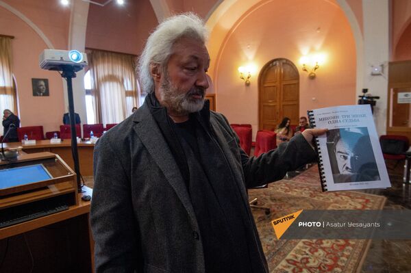 Ստաս Նամինը Անաստաս Միկոյանի 126-ամյակին նվիրված լուսանկարչական ցուցահանդեսի բացման ժամանակ (29 նոյեմբերի, 2021թ). Երևան - Sputnik Արմենիա