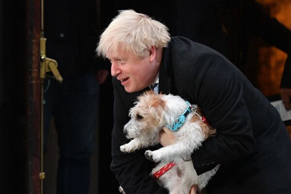 Премьер-министр Великобритании Борис Джонсон со своей собакой Дилин в Лондоне. - Sputnik Армения