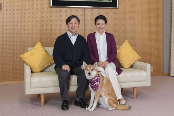 Наследная принцесса Японии Масако и ее супруг, наследный принц Нарухито, позируют со своей собакой Юри во Дворце Тогу в Токио, 2018 год. - Sputnik Армения