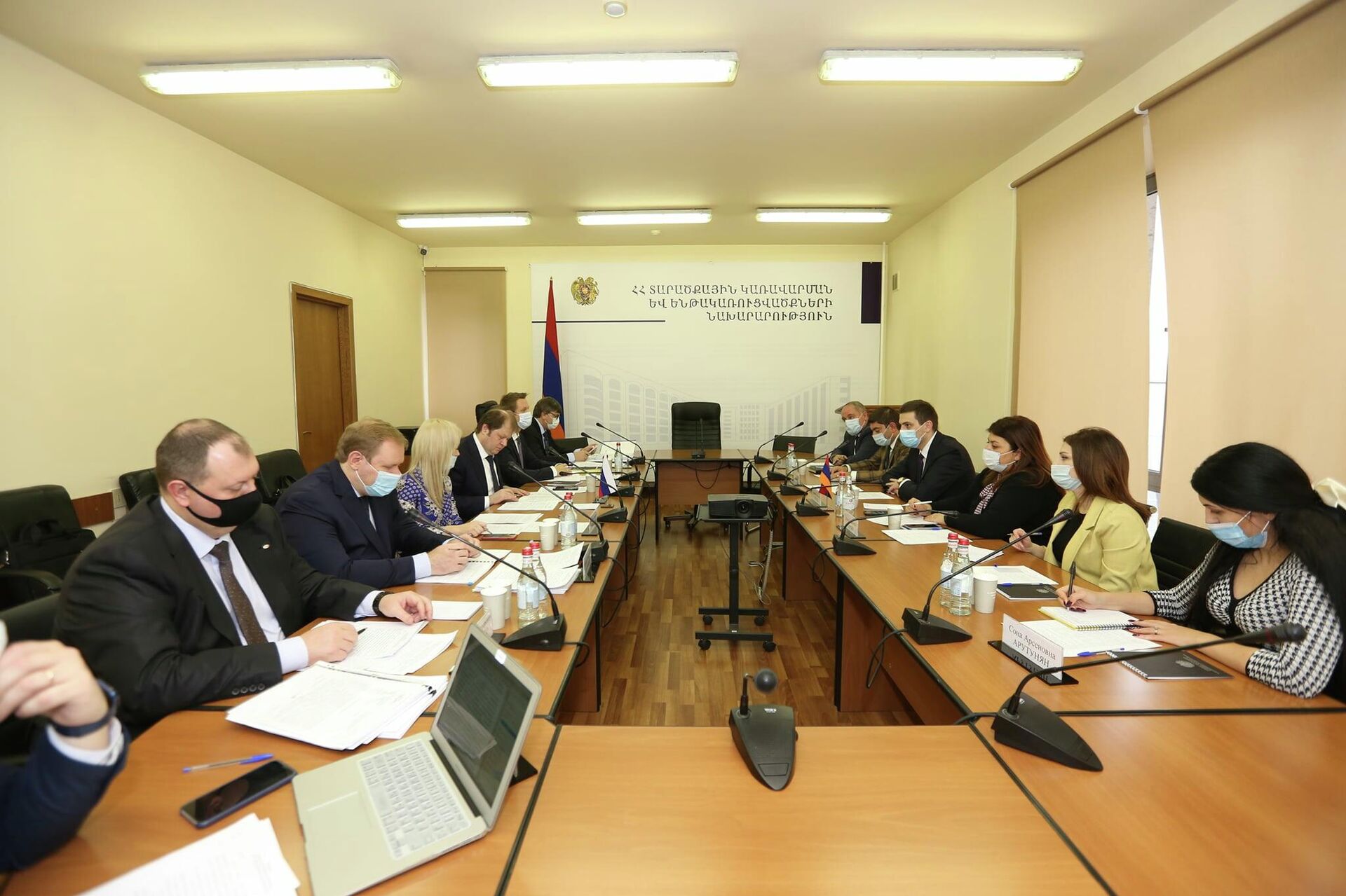 Министр территориального управления и инфраструктуры РА Гнел Саносян принял замминистра транспорта РФ Владимира Токаря (30 ноября 2021). Еревaн - Sputnik Армения, 1920, 30.11.2021