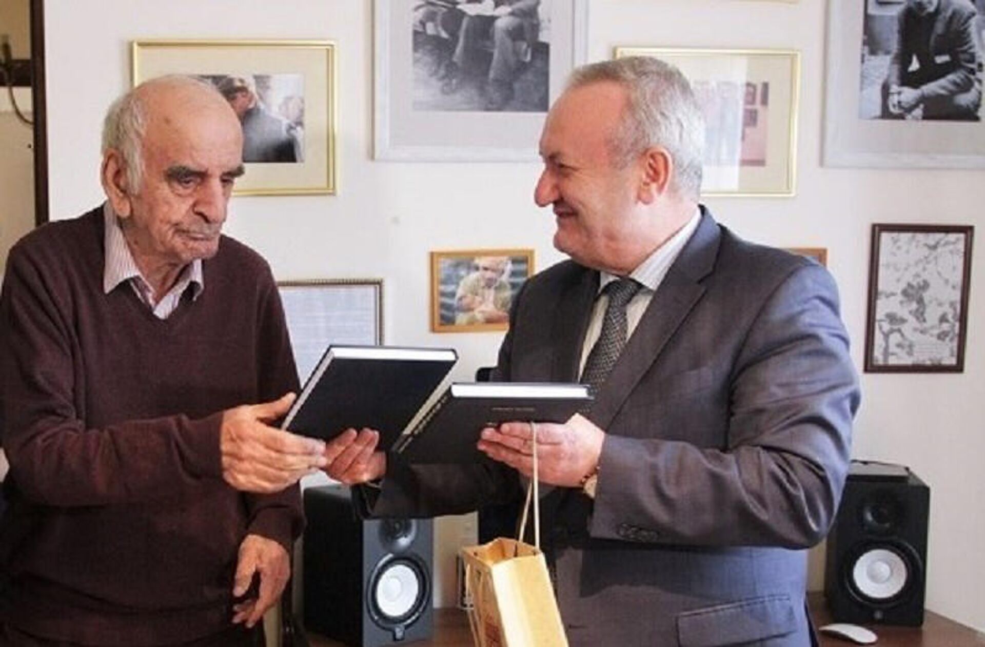 Министр ОНКС Ваграм Думанян посетил Артавазда Пелешяна (1 декабря 2021). Ереван - Sputnik Армения, 1920, 01.12.2021