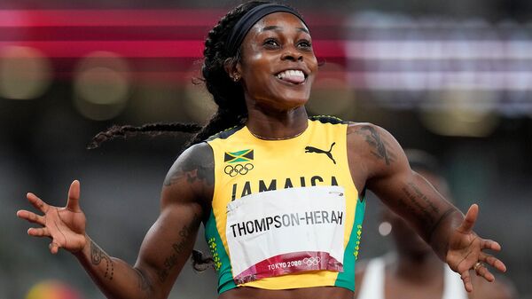 Ямайская бегунья Элейн Томпсон-Хера после победы в финале на дистанции 200 метров среди женщин на летней Олимпиаде 2020 (3 августа 2021). Токио - Sputnik Армения