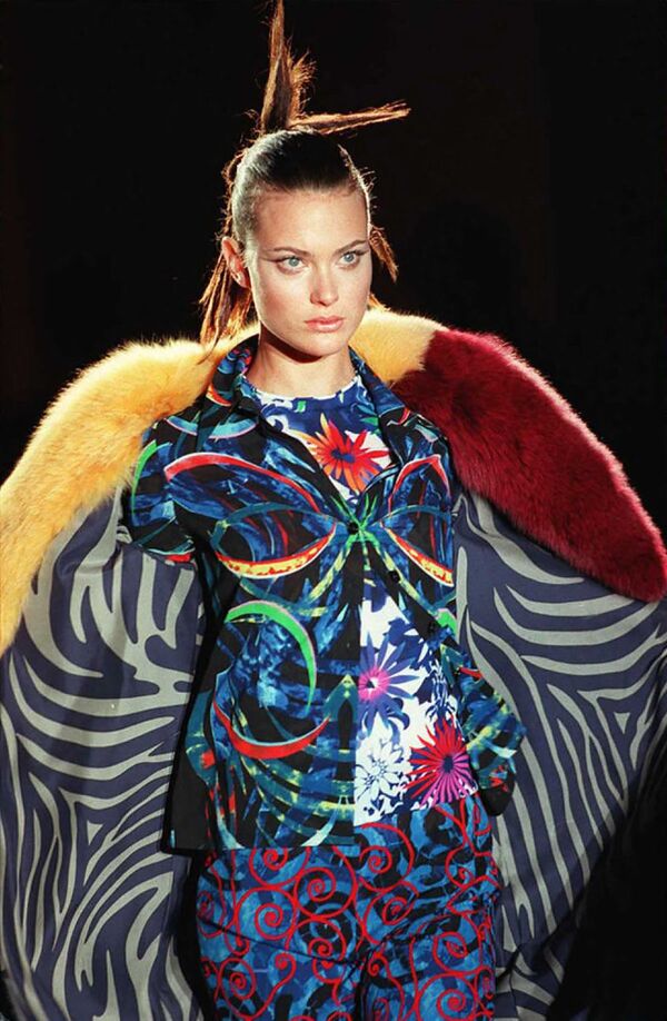 Модель демонстрирует пальто Gianni Versace на показе в Париже, 1996 год - Sputnik Армения