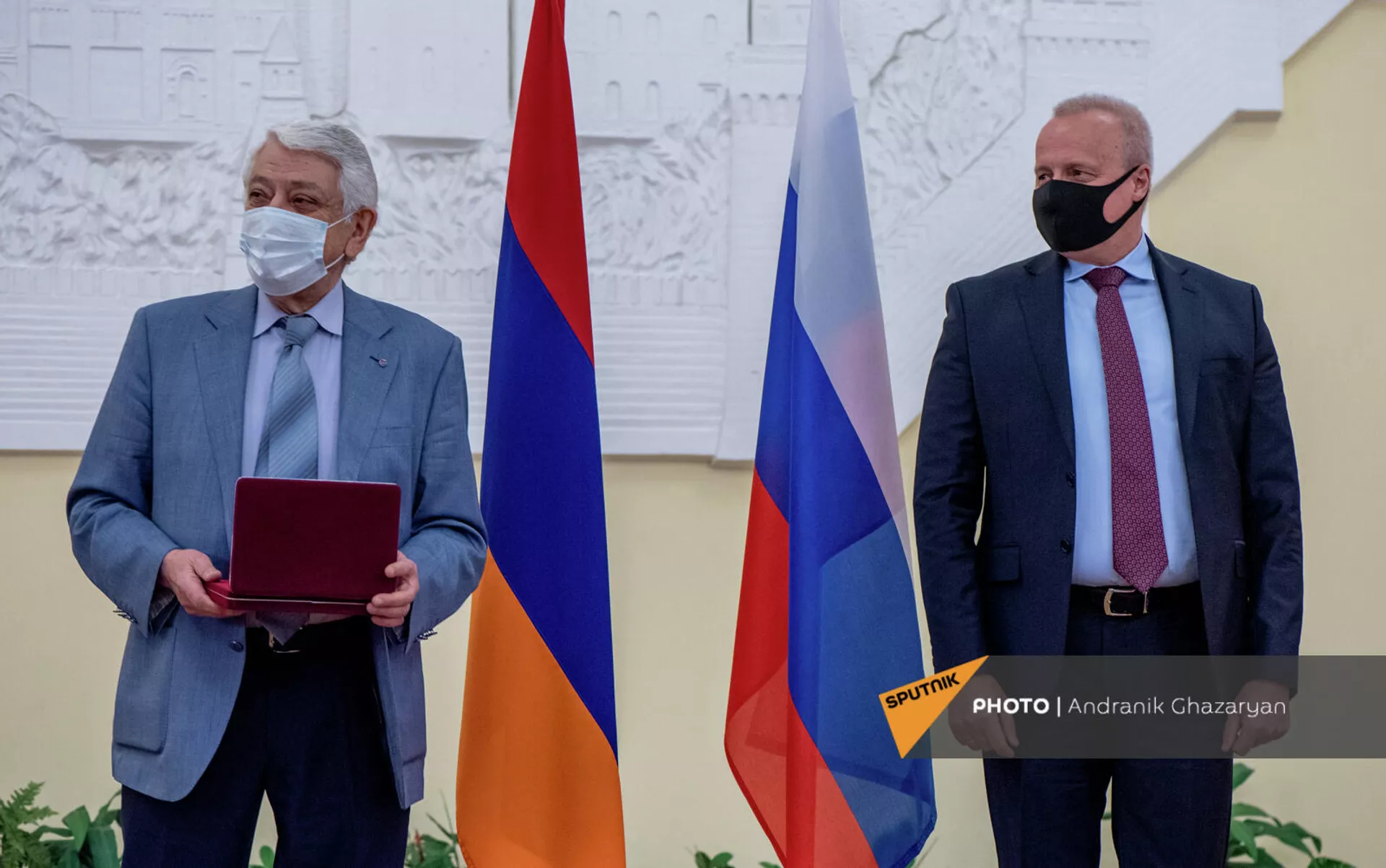 Чрезвычайный и Полномочный посол России Сергей Копыркин награждает первую скрипку Национального струнного квартета имени Комитаса Эдуарда Тадевосяна медалью А.С. Пушкина (3 декабря 2021). Еревaн Чрезвычайный и Полномочный посол России Сергей Копыркин награждает первую скрипку Национального струнного квартета имени Комитаса Эдуарда Тадевосяна медалью А.С. Пушкина (3 декабря 2021). Еревaн - Sputnik Армения, 1920, 03.12.2021