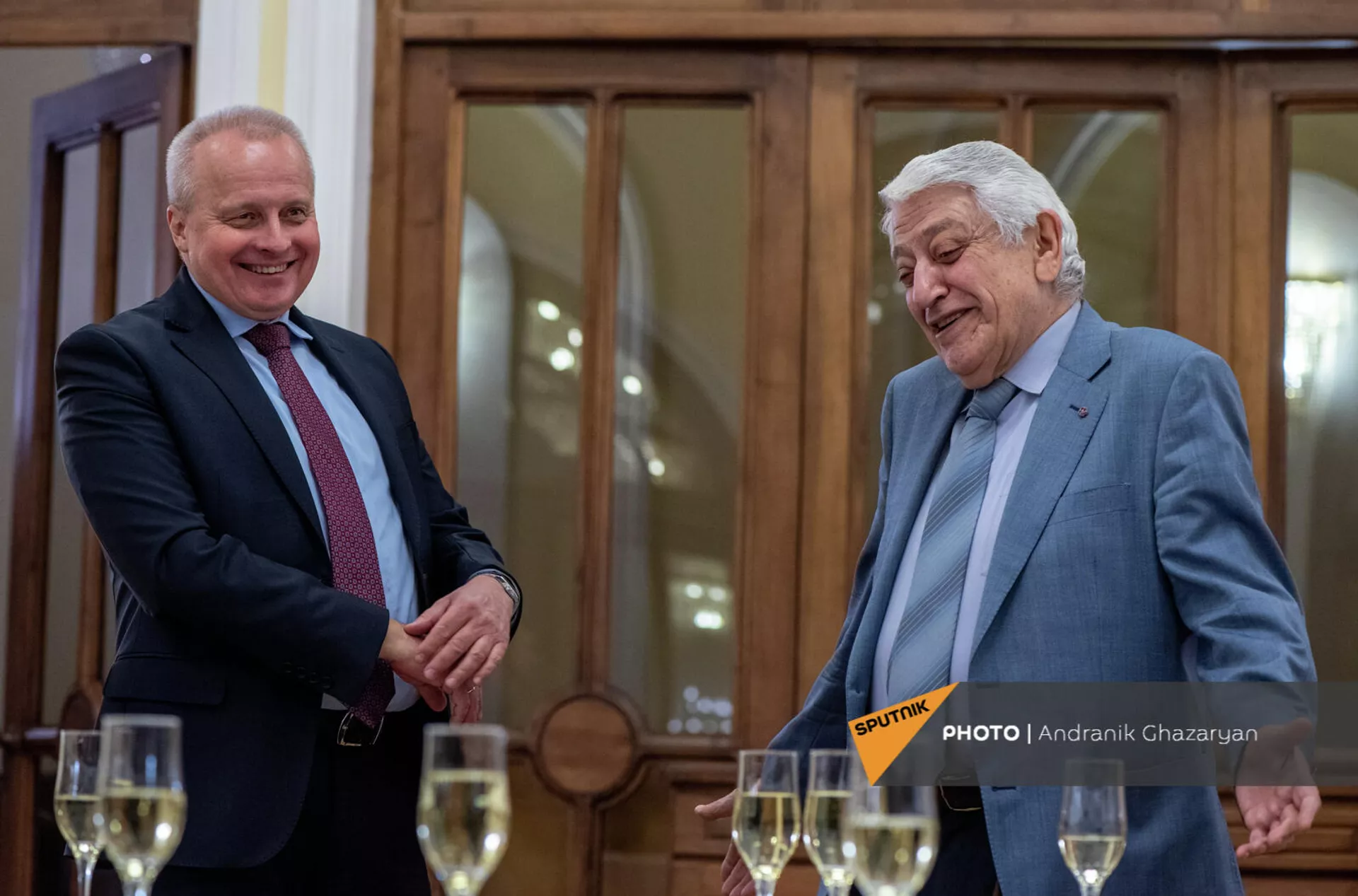 Чрезвычайный и Полномочный посол России Сергей Копыркин награждает первую скрипку Национального струнного квартета имени Комитаса Эдуарда Тадевосяна медалью А.С. Пушкина (3 декабря 2021). Еревaн Чрезвычайный и Полномочный посол России Сергей Копыркин награждает первую скрипку Национального струнного квартета имени Комитаса Эдуарда Тадевосяна медалью А.С. Пушкина (3 декабря 2021). Еревaн - Sputnik Армения, 1920, 03.12.2021