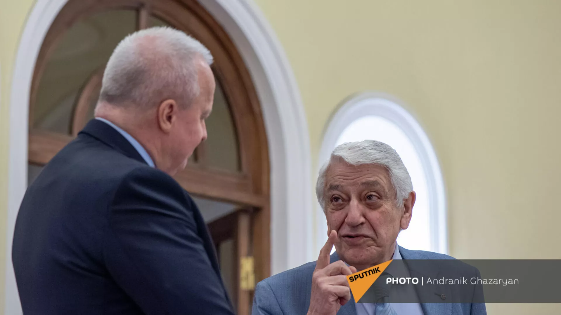 Чрезвычайный и Полномочный посол России Сергей Копыркин награждает первую скрипку Национального струнного квартета имени Комитаса Эдуарда Тадевосяна медалью А.С. Пушкина (3 декабря 2021). Еревaн Чрезвычайный и Полномочный посол России Сергей Копыркин награждает первую скрипку Национального струнного квартета имени Комитаса Эдуарда Тадевосяна медалью А.С. Пушкина (3 декабря 2021). Еревaн - Sputnik Армения, 1920, 03.12.2021