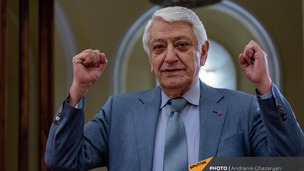 Худрук и первая скрипка Национального струнного квартета имени Комитаса Эдуард Тадевосян во время церемонии награждения медалью А.С. Пушкина (3 декабря 2021). Еревaн - Sputnik Армения