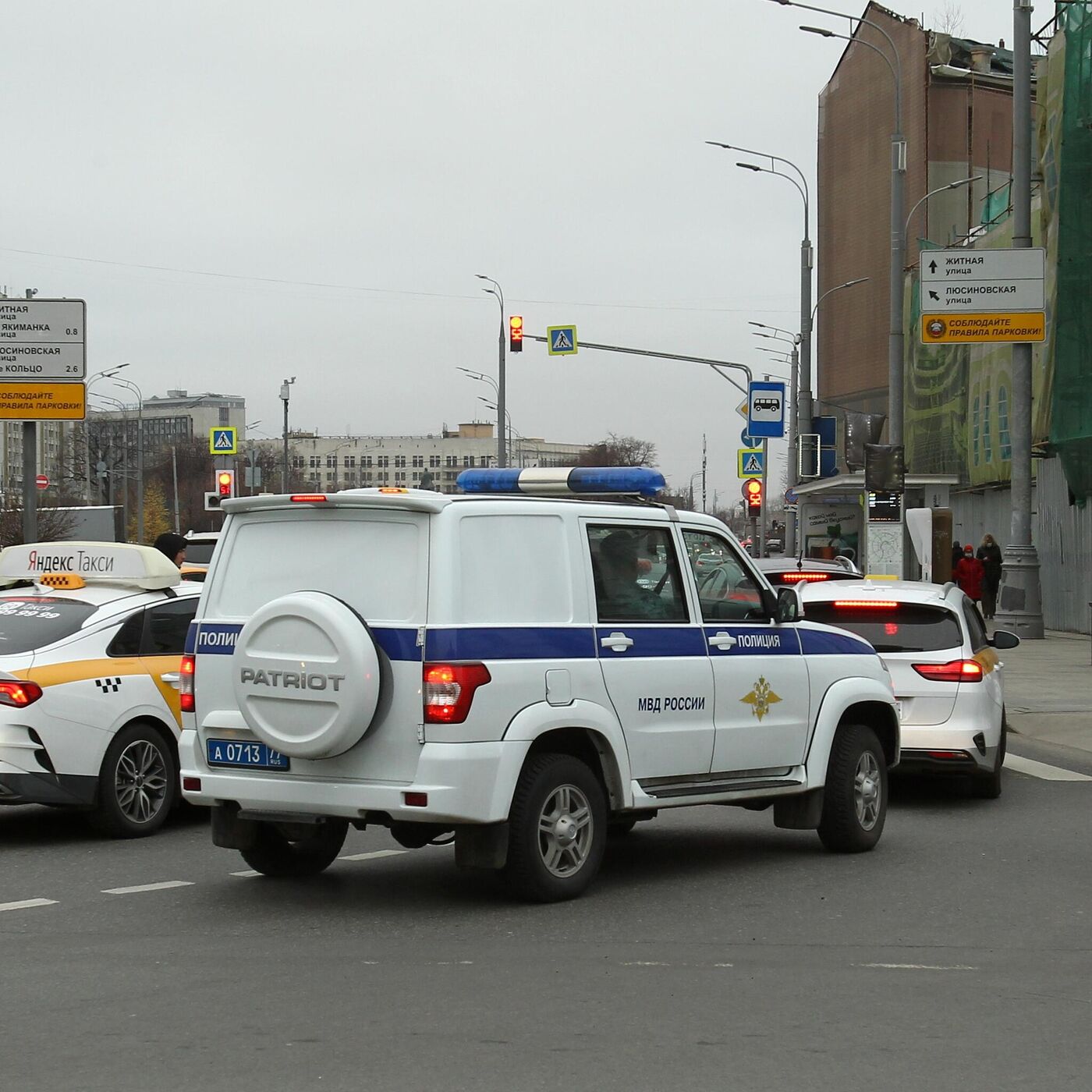 Момент массового ДТП с участием машины миллиардера в Москве появился в сети  - 08.02.2022, Sputnik Армения