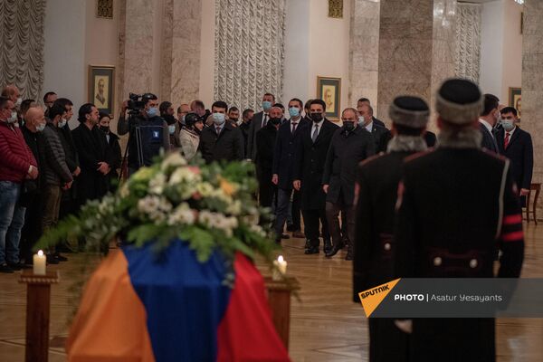 Первые лица страны во главе с премьер-министром на гражданской панихиде по Вано Сирадегяну - Sputnik Армения