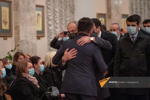 Премьер-министр Никол Пашинян соболезнует сыну Вано Сирадегяна Хачатуру во время гражданской панихиды - Sputnik Армения