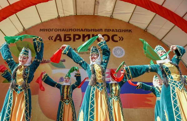 Հայկական երգ ու պար Մոսկվայի Նիկոլսկայա փողոցում - Sputnik Արմենիա
