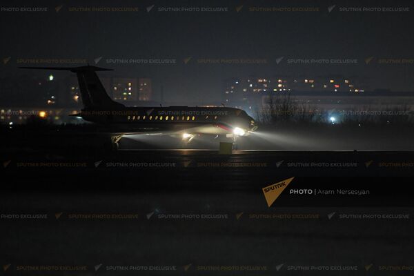 Հայ ռազմագերիներին տեղափոխող ինքնաթիռը վայրէջք է կատարում «Էրեբունի» օդանավակայանում (4 դեկտեմբերի, 2021թ): Երևան - Sputnik Արմենիա