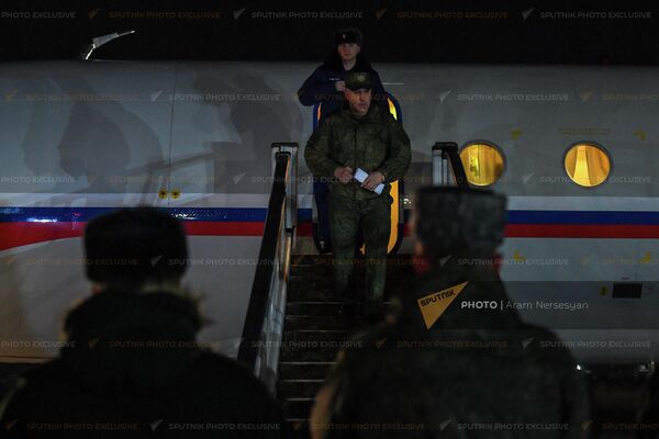 Ռուստամ Մուրադովն իջնում է ինքնաթիռից - Sputnik Արմենիա
