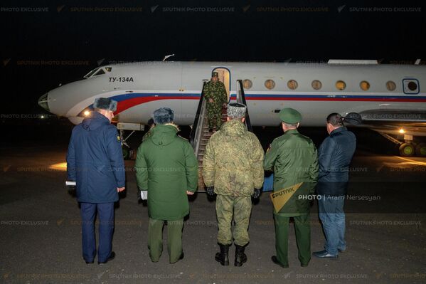 Самолет с армянскими военнопленными приземлился в аэропорту Эребуни (4 декабря 2021). Еревaн - Sputnik Армения