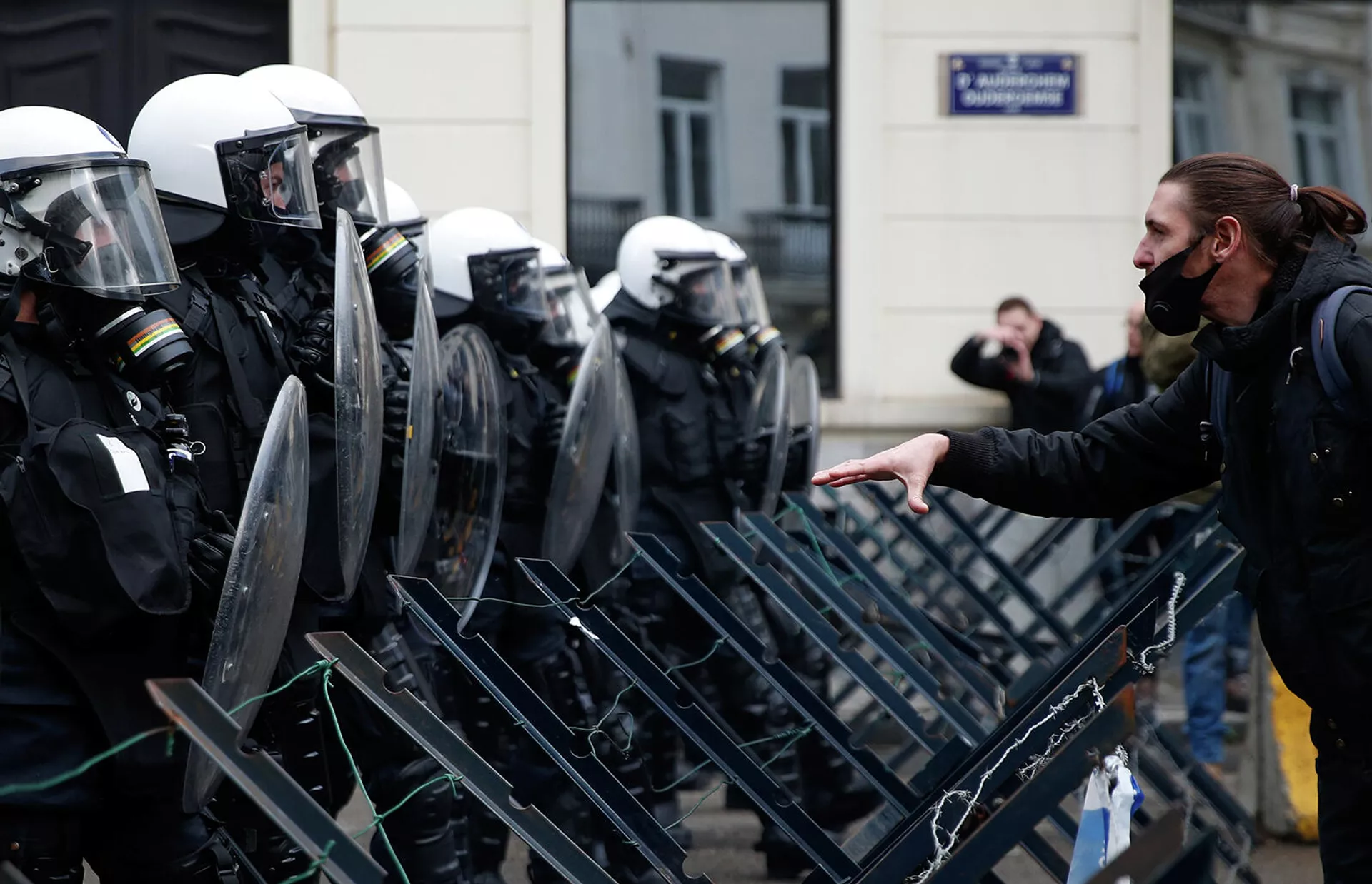 Демонстрант перед полицейскими во время акции протеста против ограничений бельгийского правительства, введенных для сдерживания распространения коронавирусной болезни (5 декабря 2021). Брюссель Демонстрант перед полицейскими во время акции протеста против ограничений бельгийского правительства, введенных для сдерживания распространения коронавирусной болезни (5 декабря 2021). Брюссель - Sputnik Армения, 1920, 05.12.2021