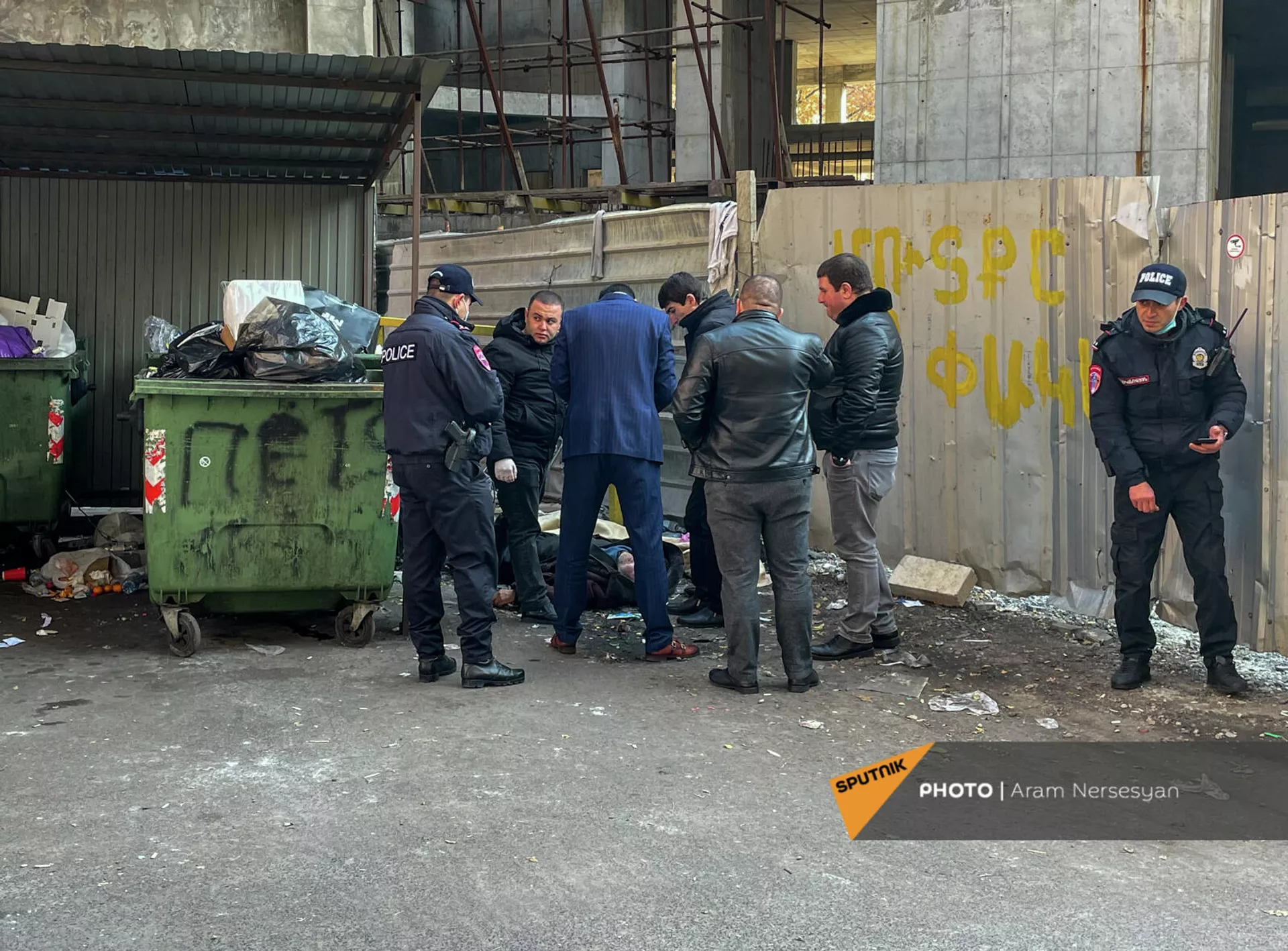 Сотрудники полиции и следственных органов рядом с телом мужчины, обнаруженном в центре Еревана Сотрудники полиции и следственных органов рядом с телом мужчины, обнаруженном в центре Еревана - Sputnik Армения, 1920, 06.12.2021