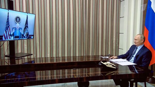 Президент РФ Владимир Путин во время переговоров с президентом США Джозефом Байденом в режиме видеоконференции (7 декабря 2021). Москва - Sputnik Армения