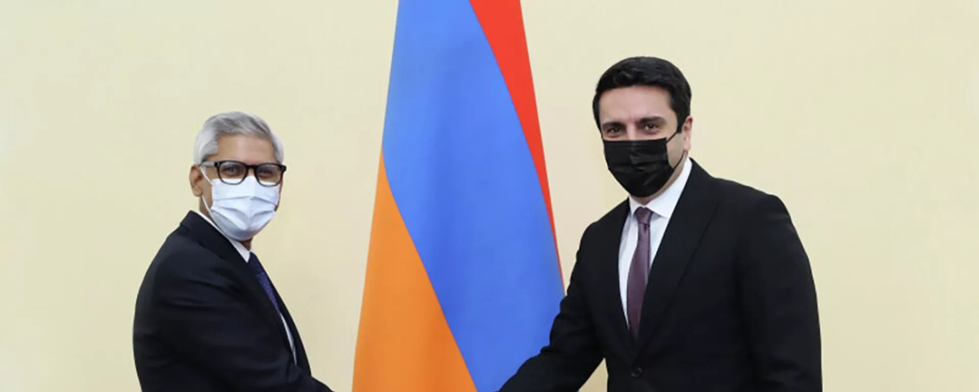 Спикер НС Ален Симонян принял делегацию во главе с генеральным секретарем Международной федерации обществ Красного Креста и Красного Полумесяца Джаганом Чапагайном (9 декабря 2021). Еревaн - Sputnik Армения, 1920, 09.12.2021