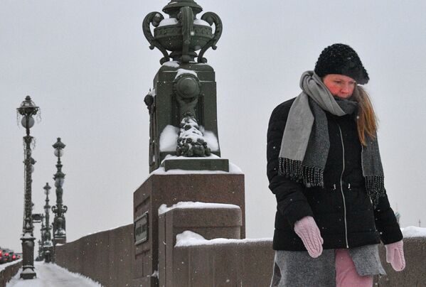 Женщина на Троицком мосту в снегопад в Санкт-Петербурге - Sputnik Армения