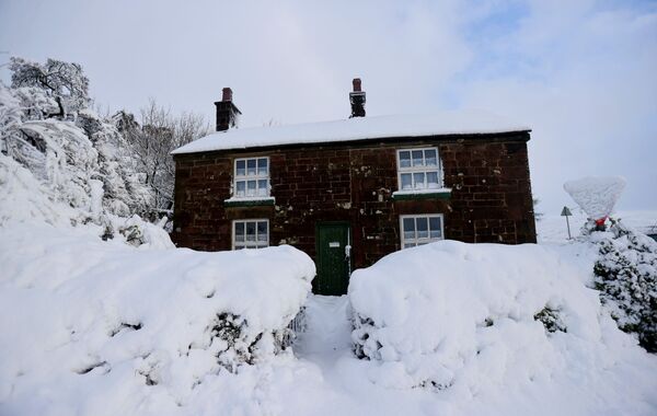Общий вид дома, покрытого снегом, после шторма Арвен в Лике, Стаффордшир, Великобритания - Sputnik Армения