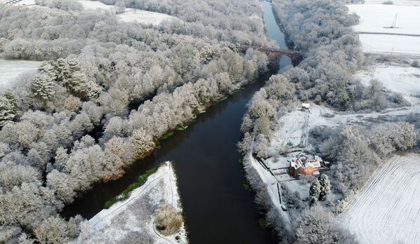 Снимок с дрона реки Уивер после снегопада в Великобритании - Sputnik Армения