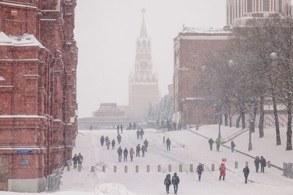 Люди гуляют у Кремля во время сильного снегопада в Москве - Sputnik Армения