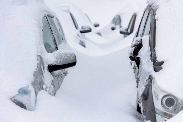 Автомобили после снегопада в Тведестранде, Агдер, Норвегия - Sputnik Армения
