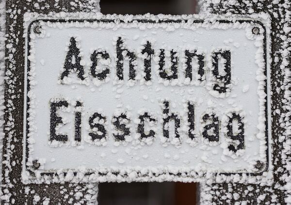 Вывеска на одной из улиц Шмиттена в Германии с надписью &quot;Внимание ледопад&quot;, покрытая льдом - Sputnik Армения