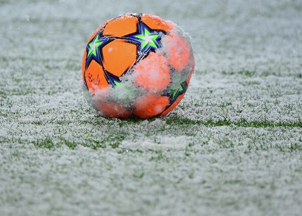 Облепленный снегом футбольный мяч перед матчем Лиги чемпионов группы F &quot;Аталанта&quot; - &quot;Вильярреал&quot; на стадионе Атлети Адзурри, Бергамо - Sputnik Армения