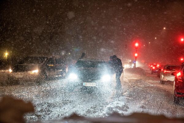Застрявшие на дороге автомобилисты во время метели в Ольборге, Дания  - Sputnik Армения