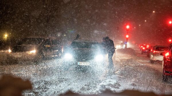 Застрявшие на дороге автомобилисты во время метели в Ольборге, Дания - Sputnik Армения