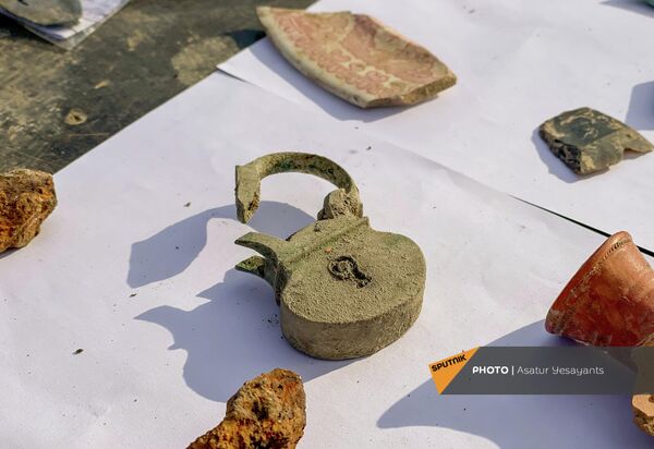 Артефакты, обнаруженные в ходе раскопок в Детском парке в Ереване - Sputnik Армения