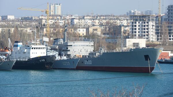 Спасательное буксирное судно Кременец, корвет Луцк и корабль управления Донбасс  - Sputnik Армения
