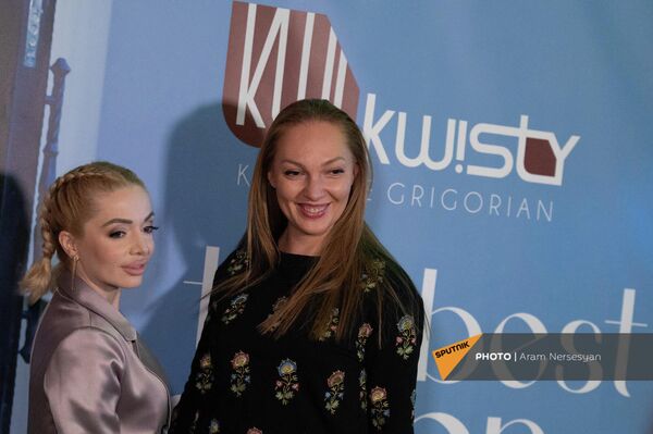 Модель, ведущая Ирина Товмасян позирует с Кристине Григорян  - Sputnik Армения