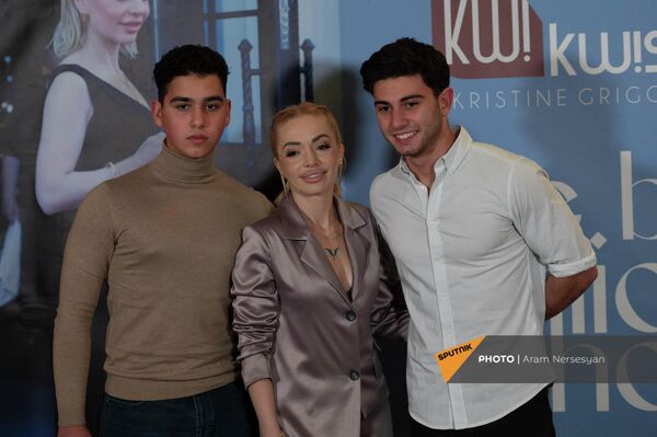Кристине Григорян фотографируется с гостями - Sputnik Армения