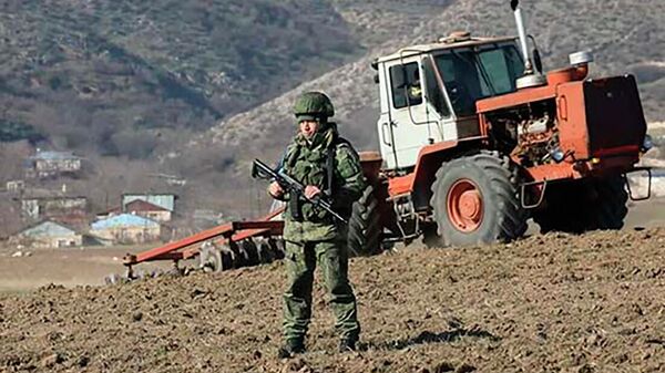 Российские миротворцы обеспечили безопасность при обработке 20 га земель сельскохозяйственного назначения в Аскеранском районе Карабаха - Sputnik Армения