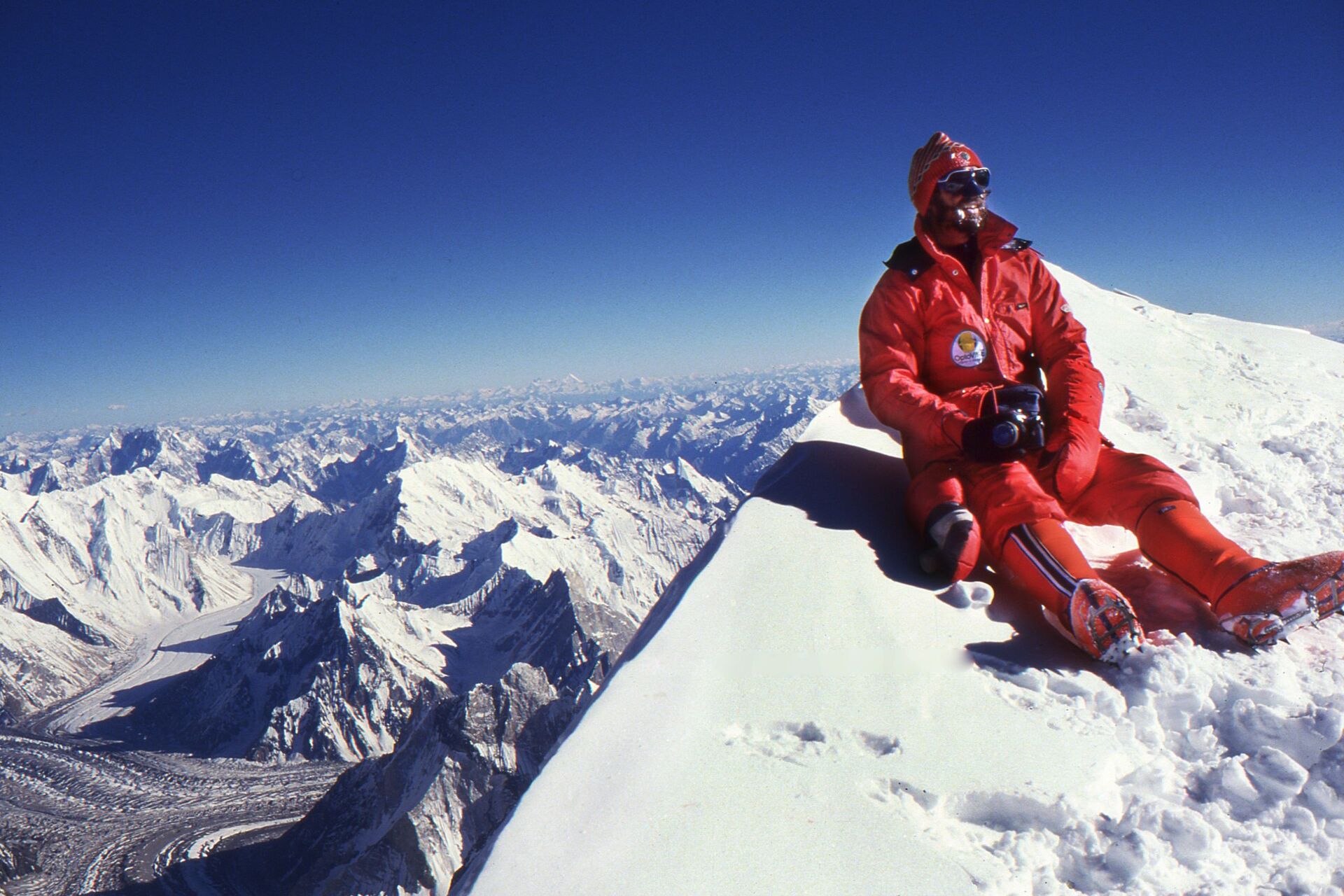 Альпинист на вершине горы Чогори (К2), второй по высоте горной вершине Земли - Sputnik Армения, 1920, 28.07.2023