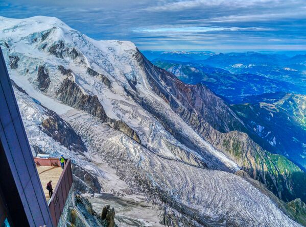 Տեսարան դեպի Ալպերում՝ Իտալիայի և Ֆրանսիայի սահմանին գտնվող Մոնբլան լեռը։ Բարձրությունը ծովի մակարդակից 4810 մետր է։ - Sputnik Արմենիա