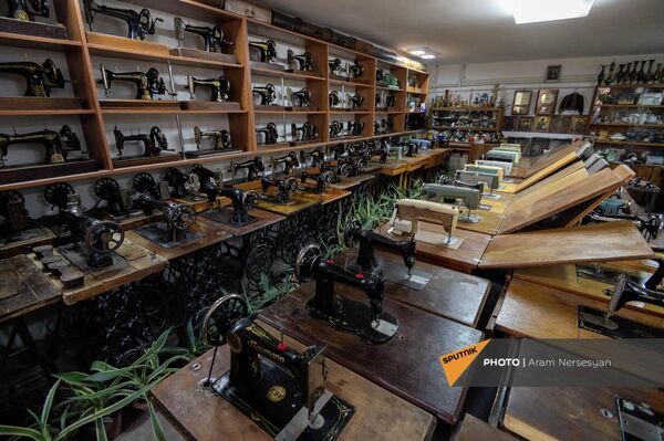Экспонаты музея швейных машин Никогоса Айвазяна в Аштараке - Sputnik Армения
