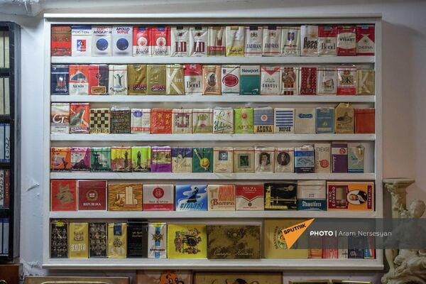 Пачки раритетных сигарет в музее Никогоса Айвазяна - Sputnik Армения